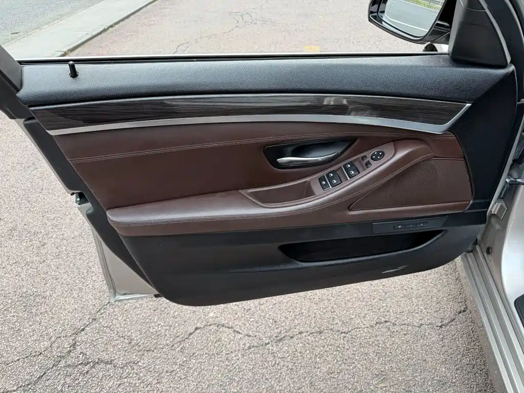 BMW 5 Series — миниатюра 6