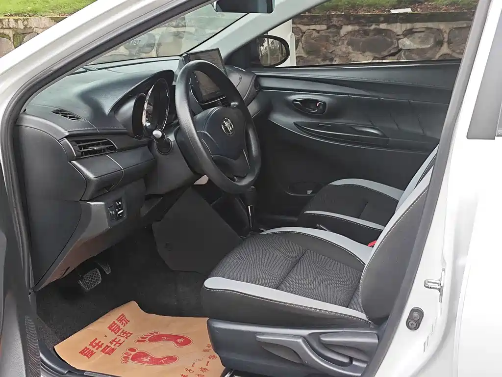 Toyota Yaris L — миниатюра 4