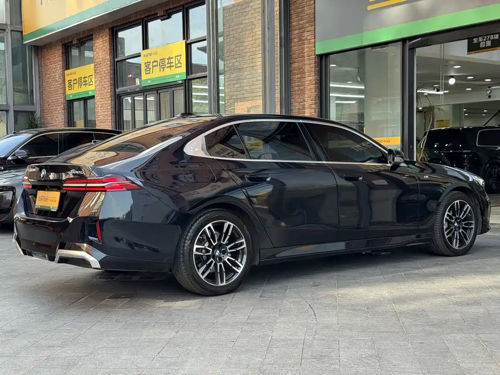 BMW 5 Series — миниатюра 7