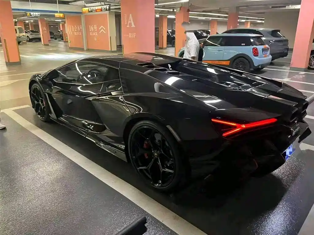 LAMBORGHINI REVUELTO