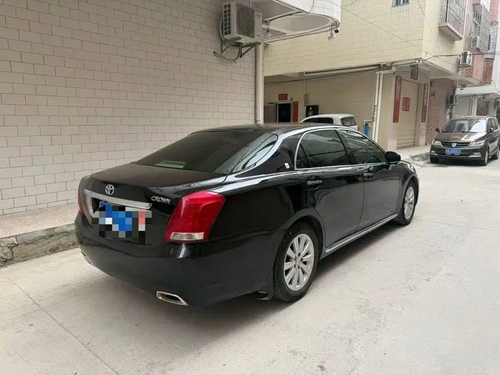 Toyota Crown — миниатюра 4