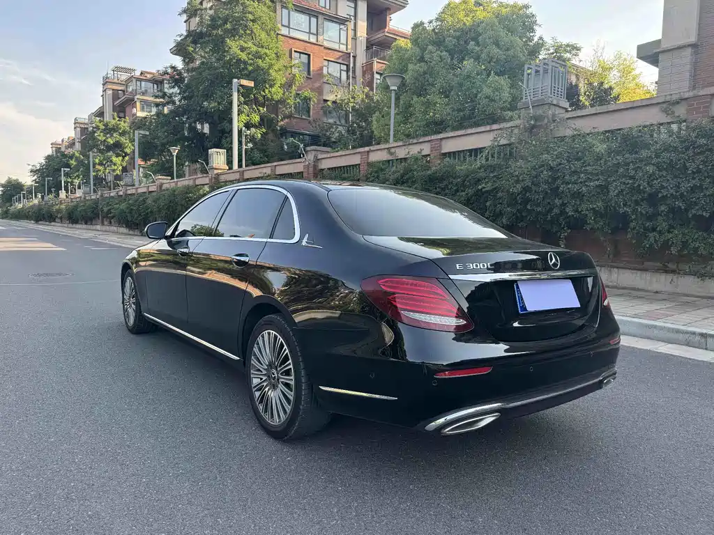 Mercedes-Benz E-Class — миниатюра 12