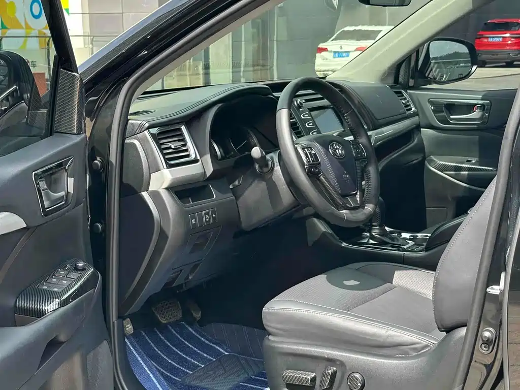 Toyota Highlander 2021 2.0T Luxury 7 мест