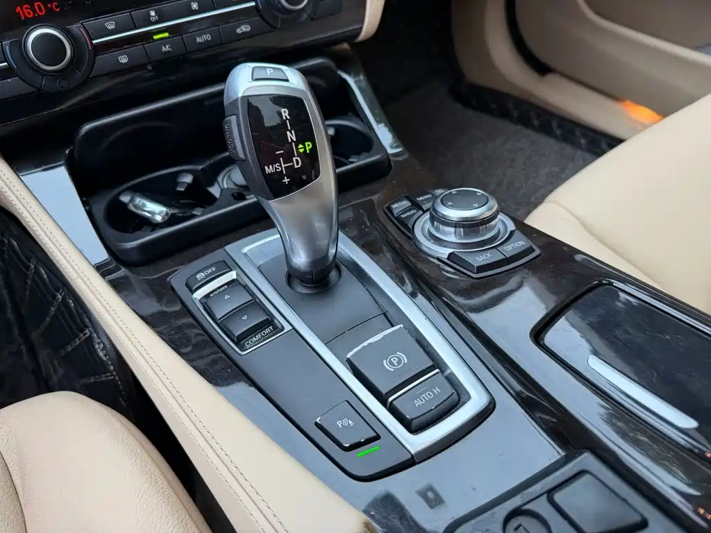 BMW 5 Series — миниатюра 9