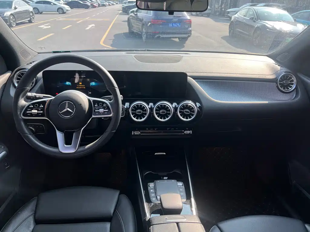 MERCEDES-BENZ GLA