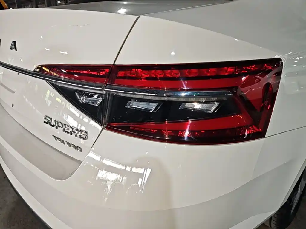 Skoda Superb — миниатюра 8