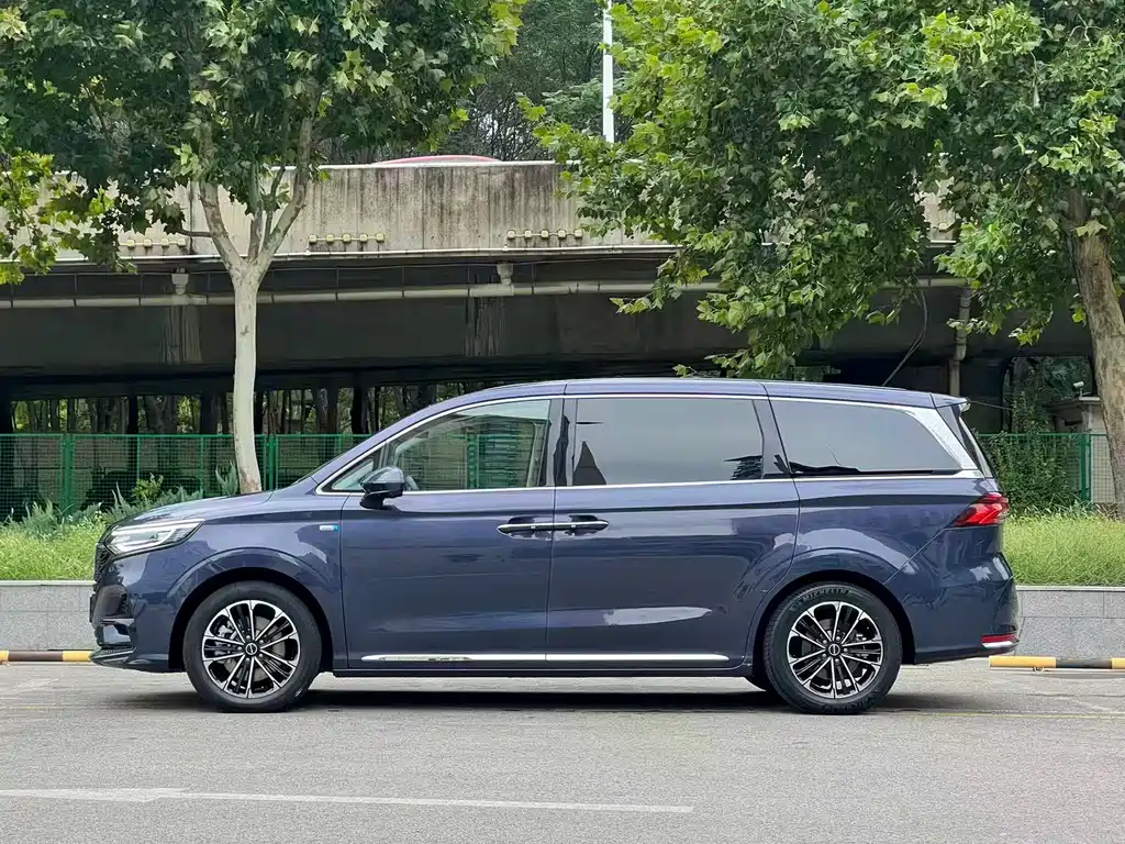 Roewe iMAX8 — миниатюра 3