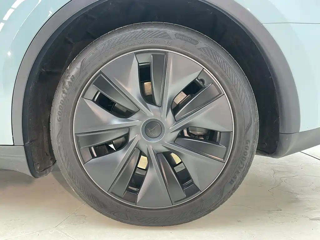 Tesla Model Y — миниатюра 14