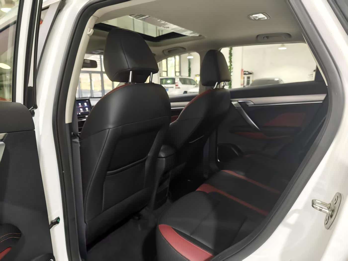 Geely Binyue 1.4 л 2022 г. Белый, пробег 9200 км
