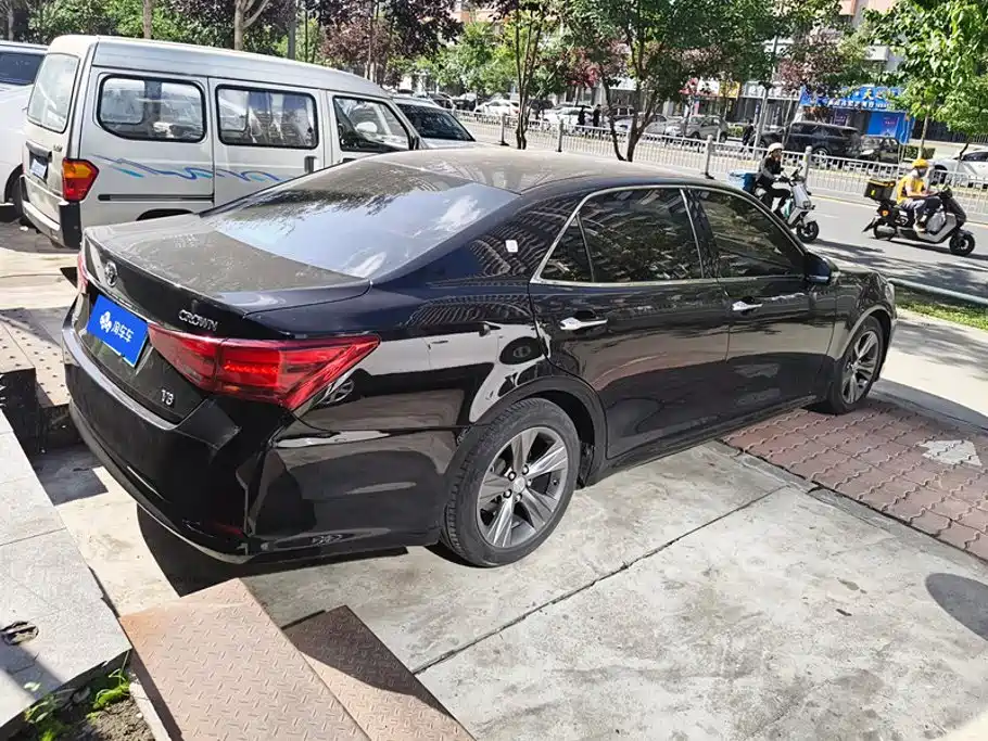 Toyota Crown — миниатюра 3