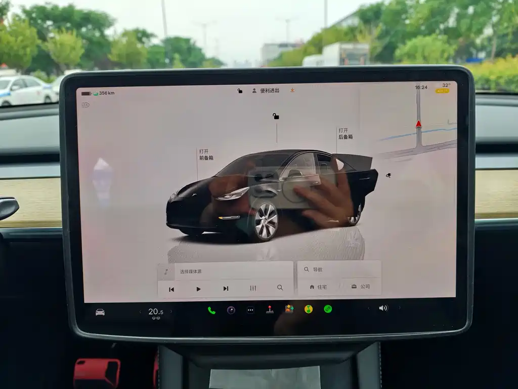 Tesla Model Y — миниатюра 15