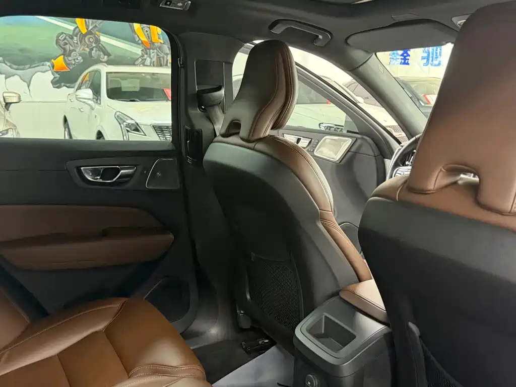 Volvo XC60 PHEV — миниатюра 15