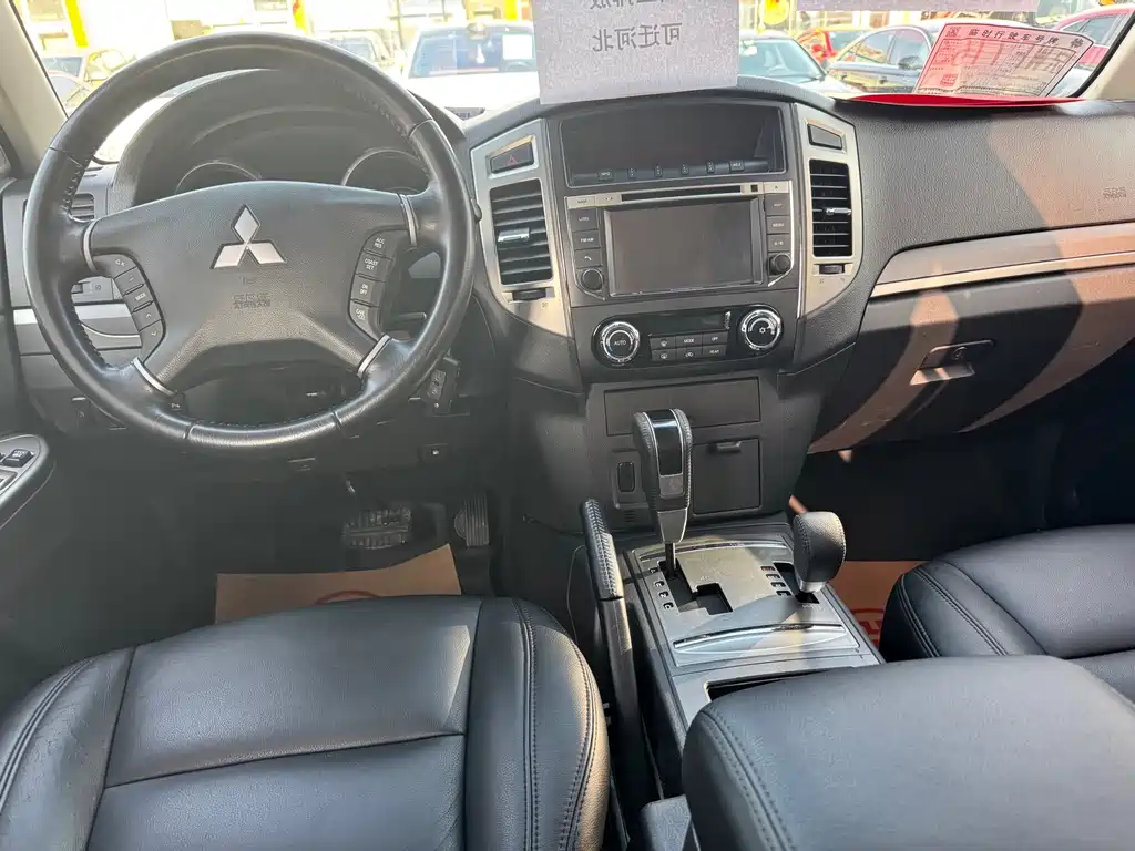 MITSUBISHI PAJERO