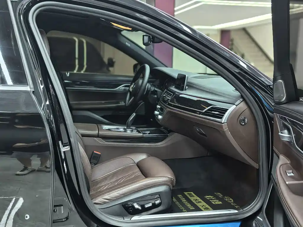BMW 7 Series — миниатюра 12