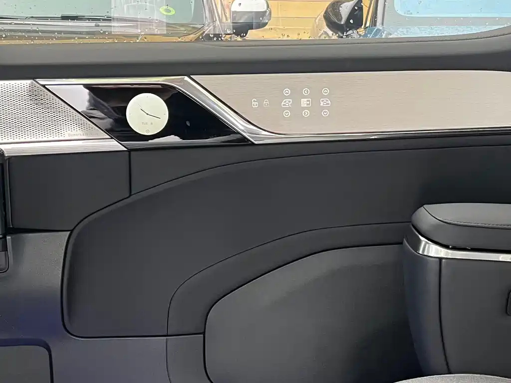 Volvo EM90 — миниатюра 10