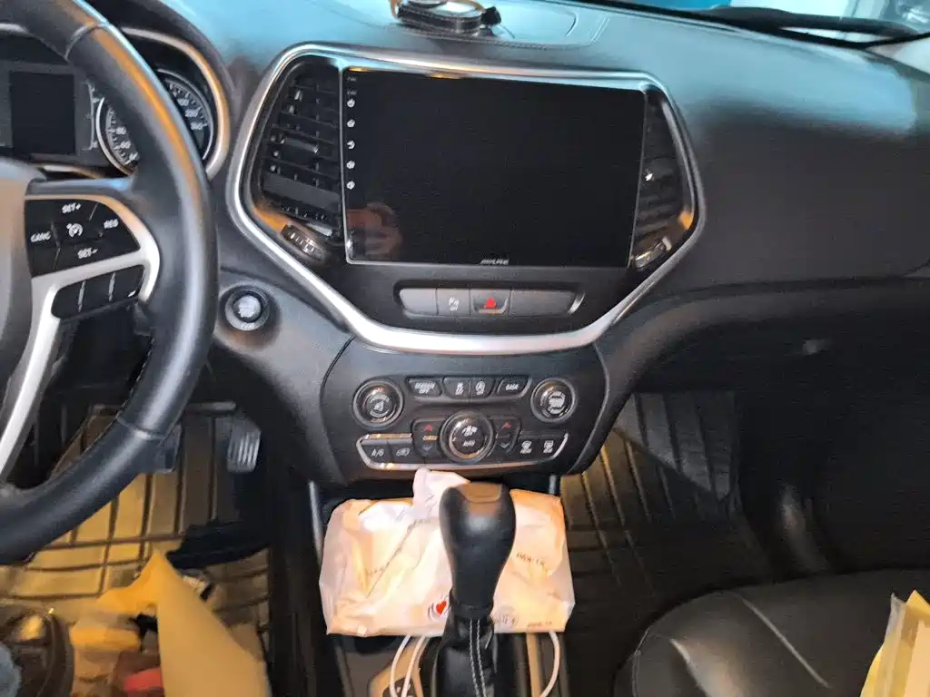 Jeep Cherokee — миниатюра 9