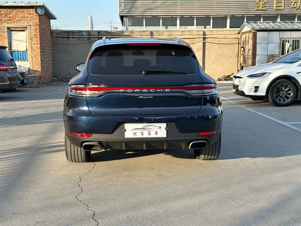 PORSCHE MACAN