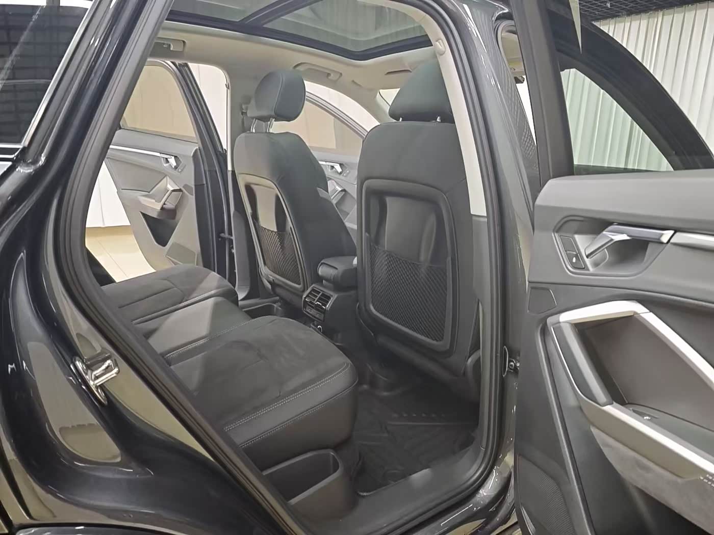 Audi Q3 1.4 л 2023 г. Серебристо-серый, пробег 38000 км