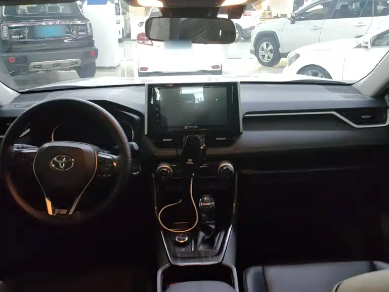 Toyota RAV4 — миниатюра 10