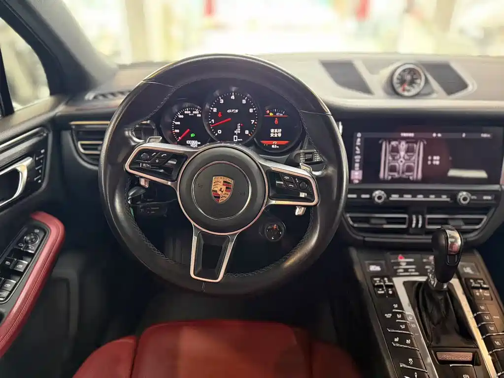 PORSCHE MACAN