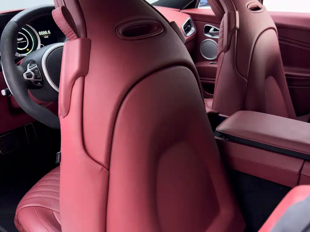 Aston Martin DB11 — миниатюра 13