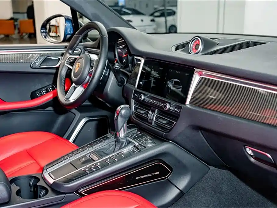 PORSCHE MACAN