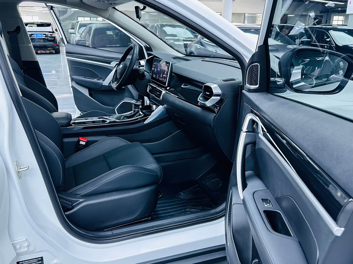 Geely Binyue 1.5 л 2025 г. Белый, пробег 800 км