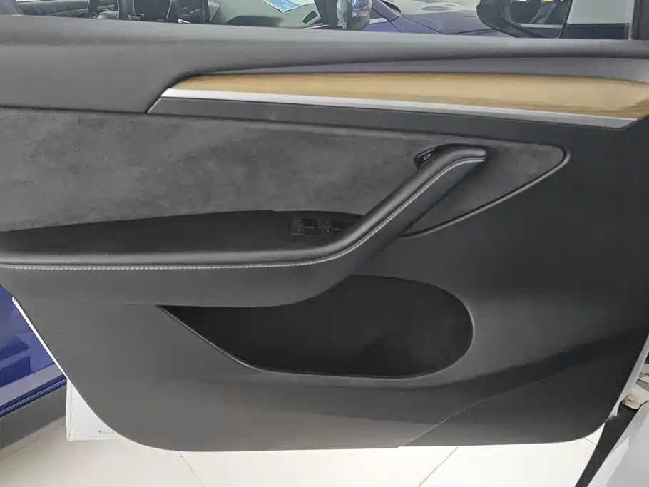 Tesla Model Y — миниатюра 7