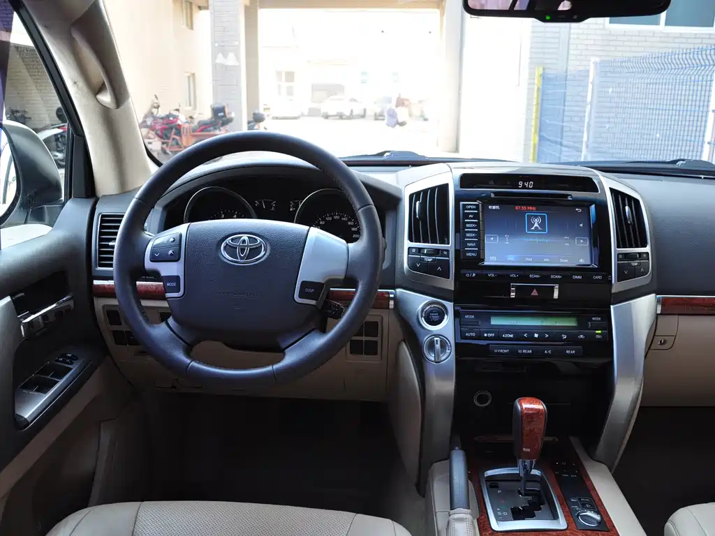 Toyota Land Cruiser 2012 4.6L AT VX