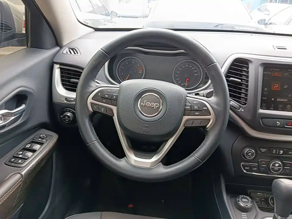 Jeep Cherokee — миниатюра 11