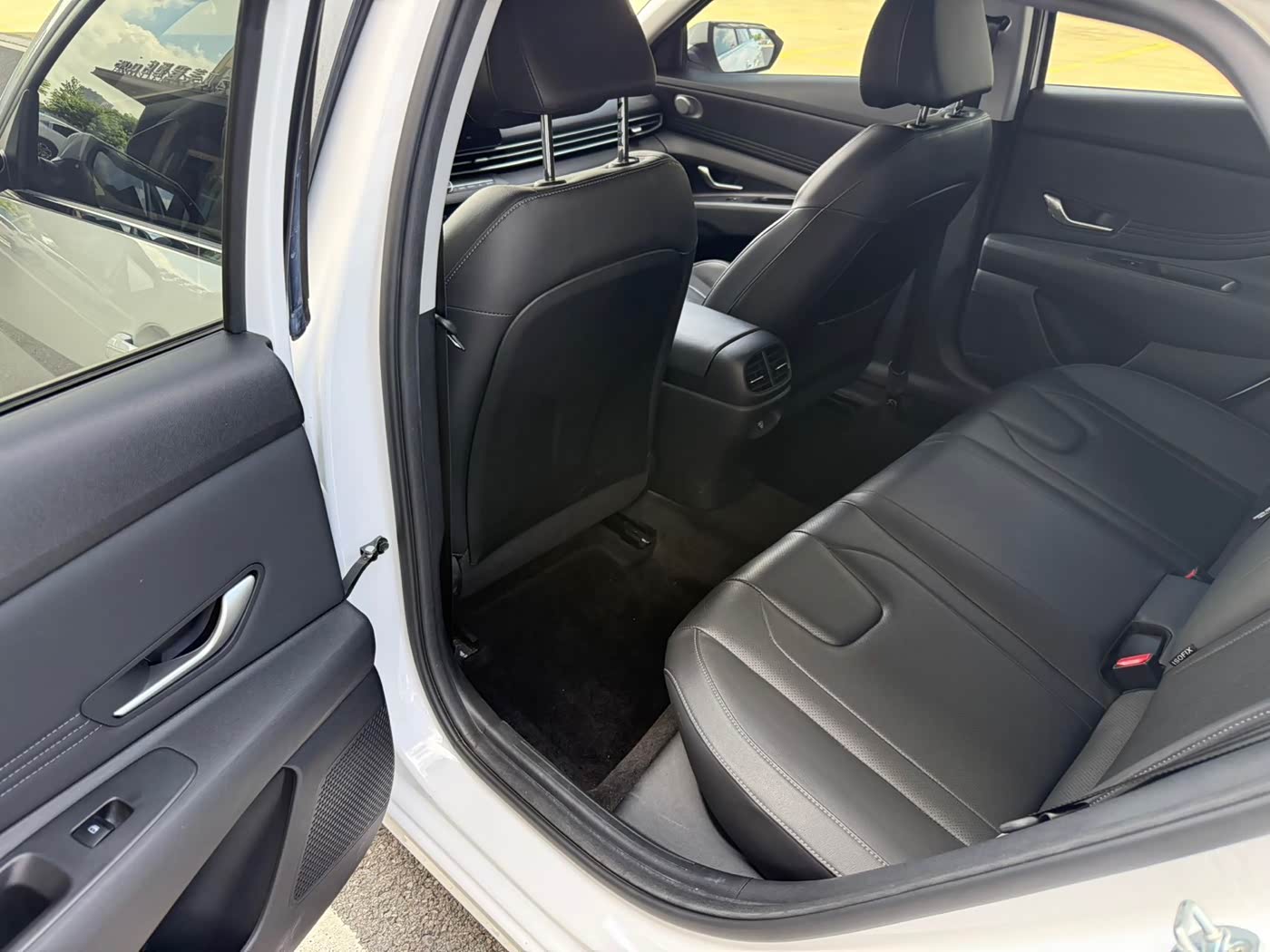 Hyundai Elantra 1.5 л 2023 г. Белый, пробег 35000 км