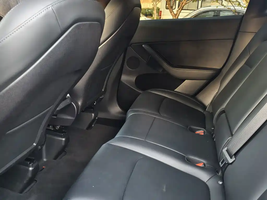 Tesla Model Y — миниатюра 9