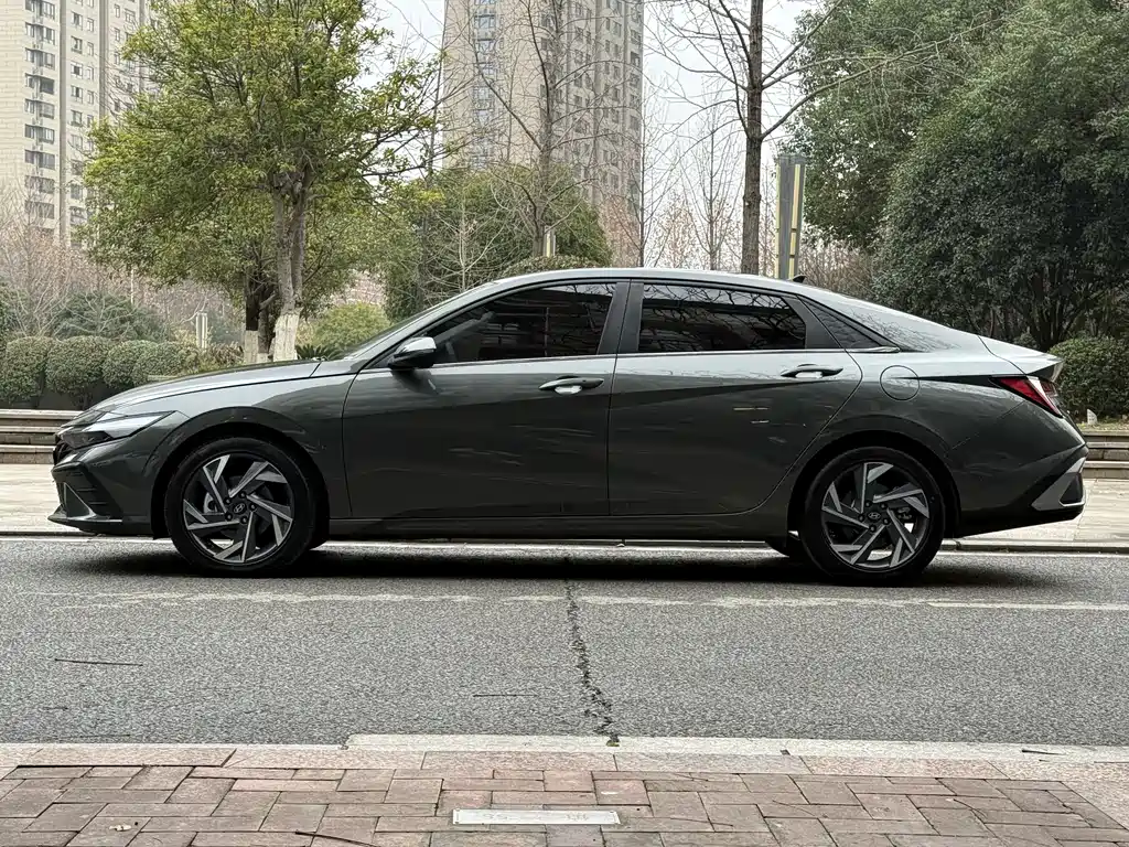 HYUNDAI ELANTRA
