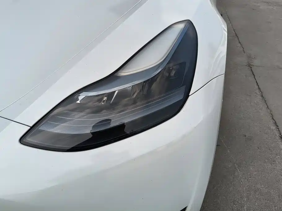 Tesla Model Y — миниатюра 5