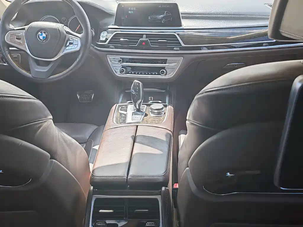 BMW 7 Series — миниатюра 8