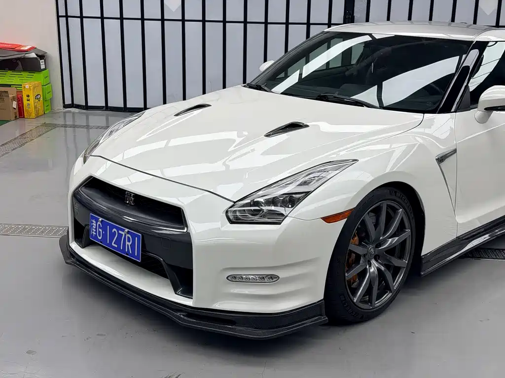 NISSAN GT R