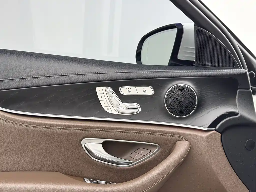 Mercedes-Benz E-Class — миниатюра 14