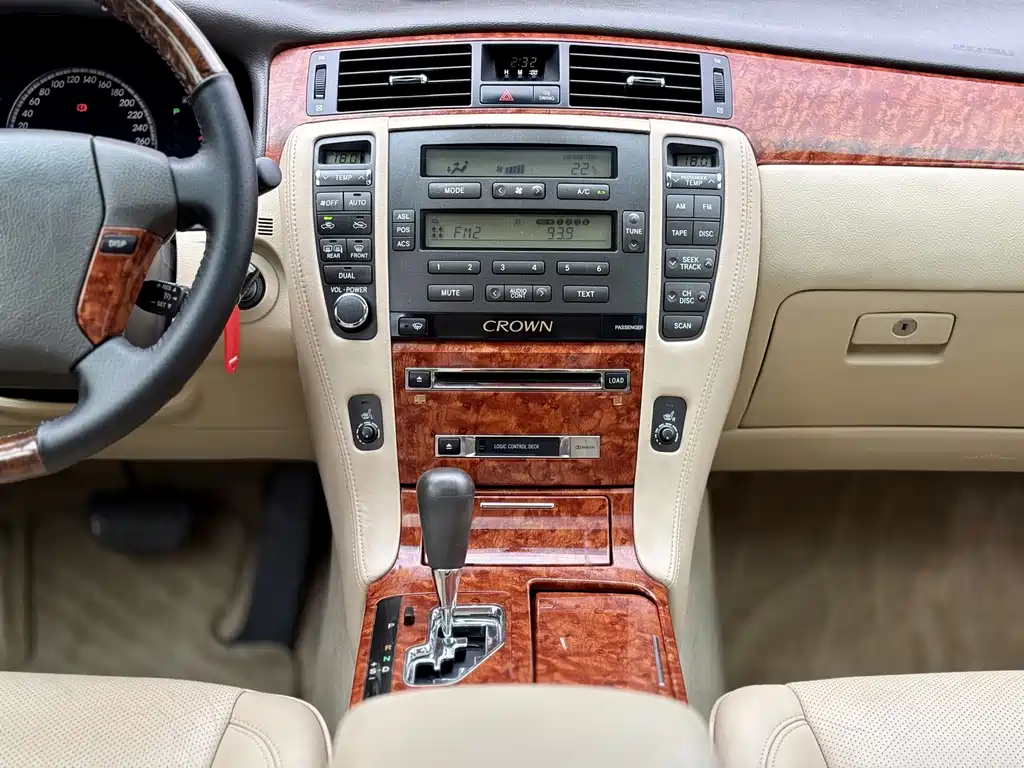 Toyota Crown — миниатюра 8