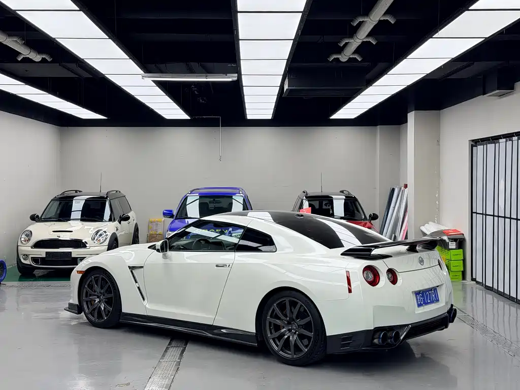 NISSAN GT R