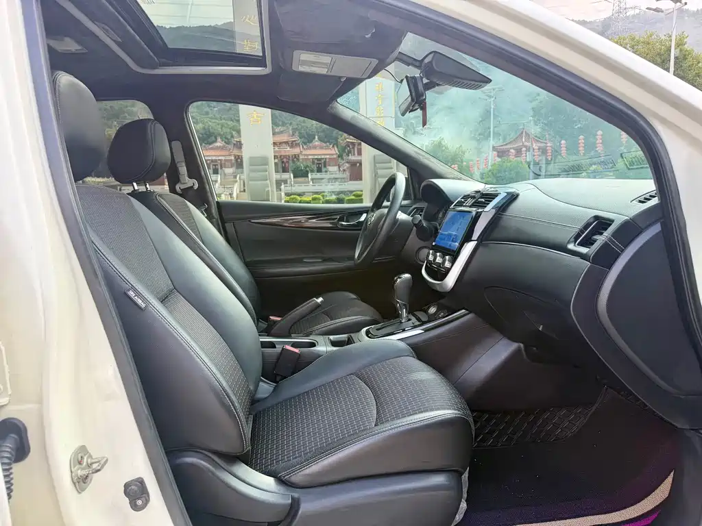 Nissan Tiida — миниатюра 13