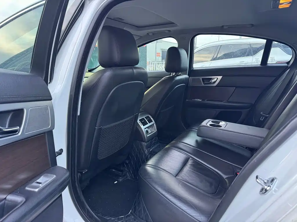 Jaguar XF — миниатюра 6