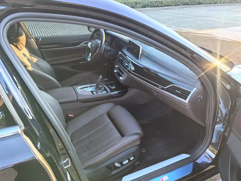 BMW 7 Series — миниатюра 18