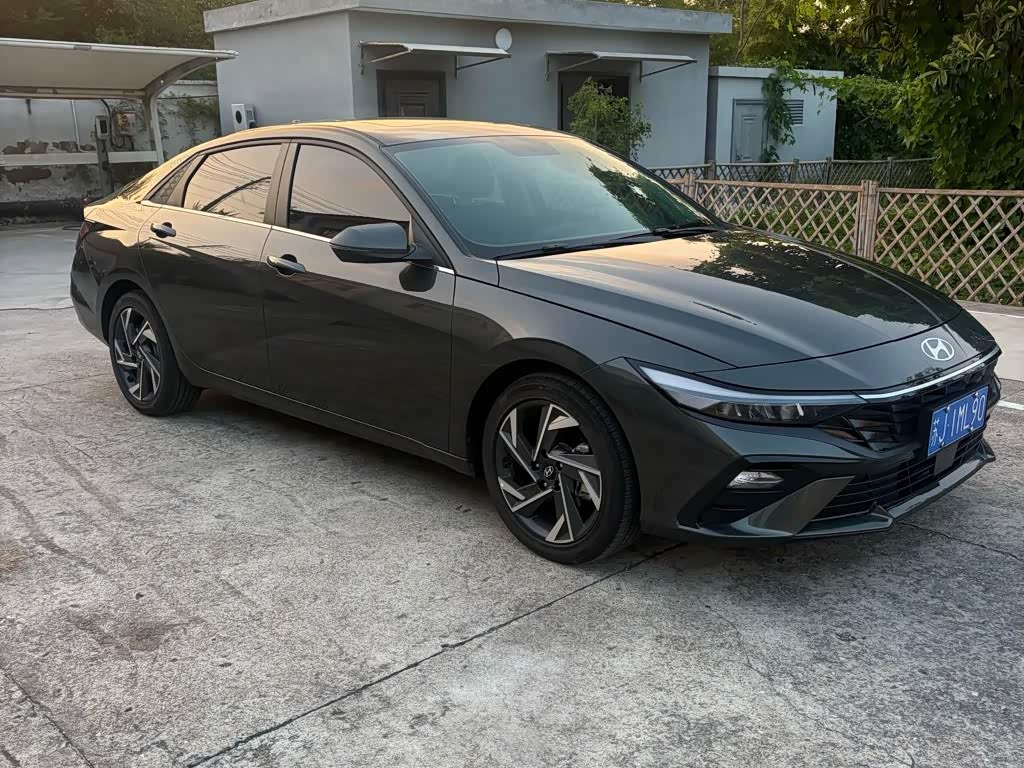 Hyundai Elantra 1.5 л 2025 г. Серебристо-серый, пробег 2500 км