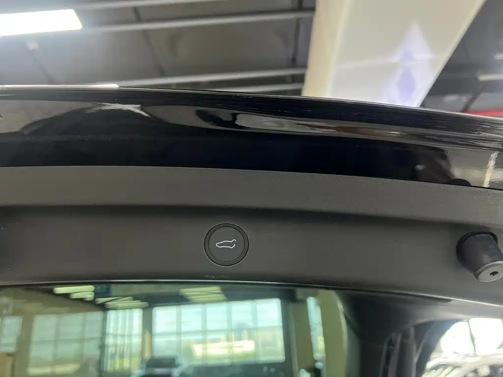 Tesla Model Y — миниатюра 5