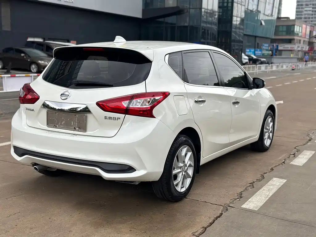 NISSAN TIIDA