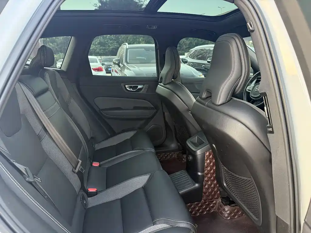 Volvo XC60 PHEV — миниатюра 5