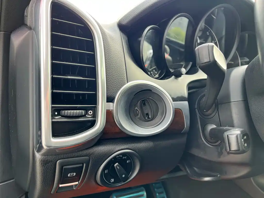 Porsche Cayenne — миниатюра 13