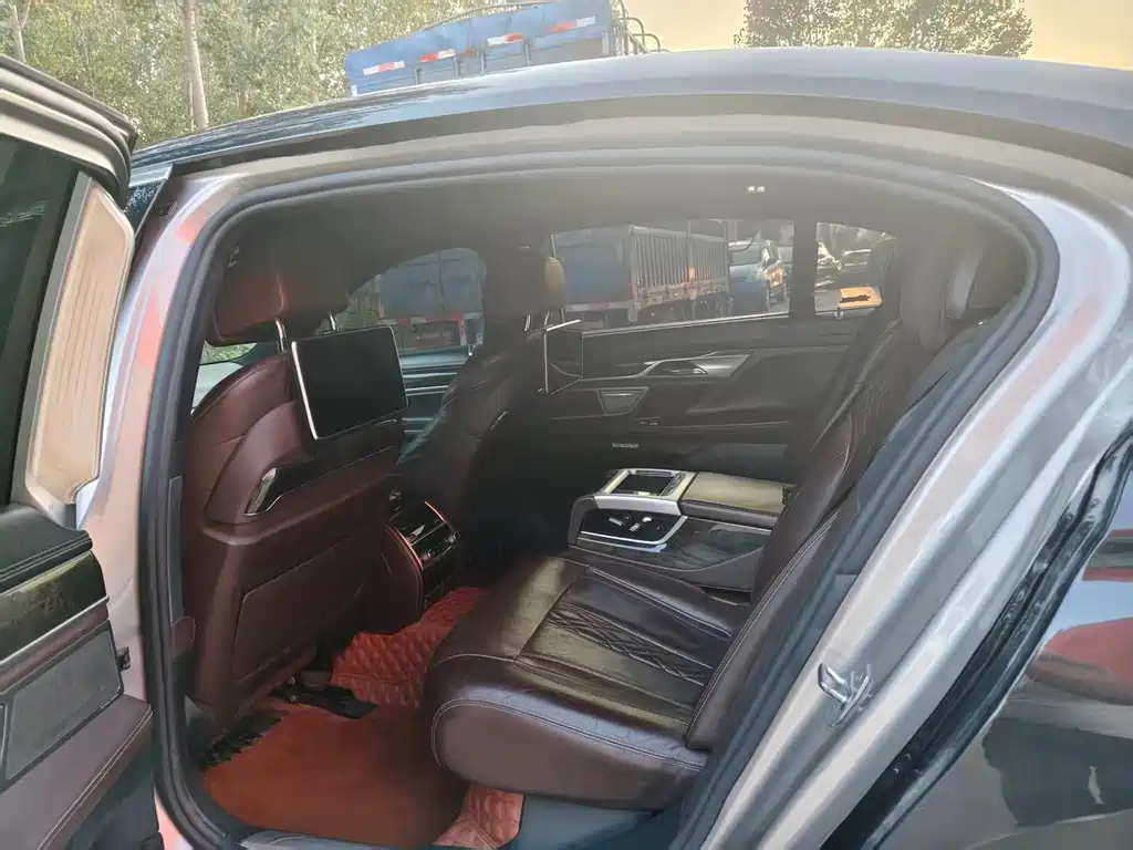 BMW 7 Series — миниатюра 4