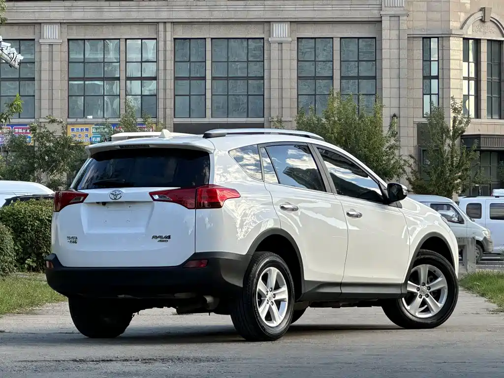 Toyota RAV4 — миниатюра 7