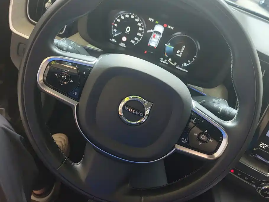 Volvo XC60 PHEV — миниатюра 15